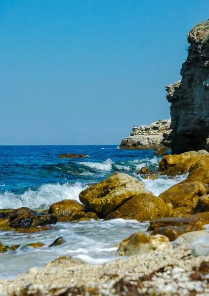 Weiße Wellen Auf Steinen Küstennähe Der Nähe Der Steilen Kalksteinküsten — Stockfoto