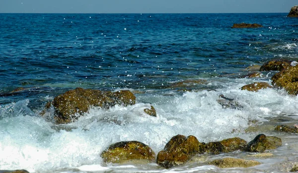 Белые Волны Камнях Берега Близ Крутых Известняковых Берегов Скал Тракте — стоковое фото