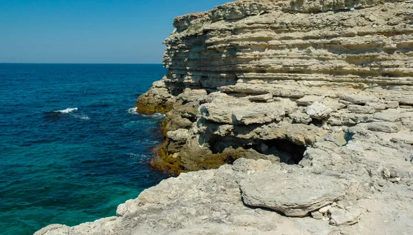 stock image Steep karst limestone shores and rocks in the Dzhangul tract, western Crimea, Tarkhankut