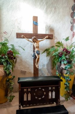 ABD, TEXAS - 25 Kasım 2011: San Jose, San Antonio, Teksas 'taki turizm alanında kilisenin içinde haçla haç