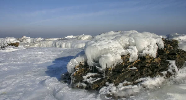 冬末在黑海海岸附近的冰岩和石头 — 图库照片