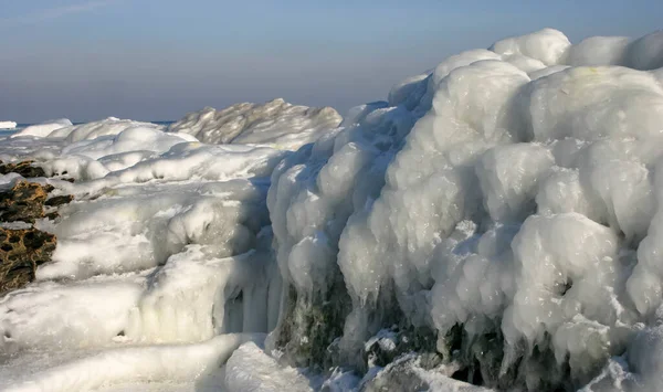冬の終わりに黒海の海岸近くの氷の岩や石 — ストック写真
