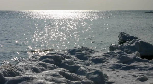 Kışın Sonunda Karadeniz Kıyısındaki Buzlu Kayalar Taşlar — Stok fotoğraf