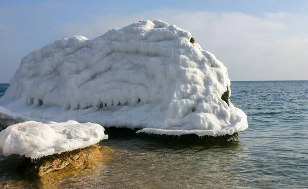 Mrożone Skały Kamienie Pobliżu Brzegu Morza Czarnego Pod Koniec Zimy — Zdjęcie stockowe