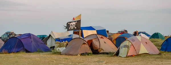 Krimea Ukraine 2008年8月10日 クリミア共和国タークハンクのキャンプ場近くのコミック海賊旗 スカルと骨 — ストック写真