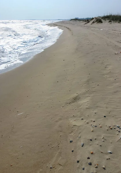 Bred Sandstrand Vågor Med Vit Skumrulle Stranden — Stockfoto