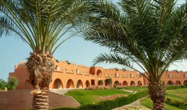 EGYPT, MARSA ALAM- 24 Şubat 2019: Kızıl Deniz kıyısındaki çölde büyük bir otel kompleksi, Mısır
