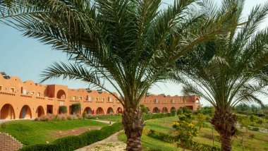 EGYPT, MARSA ALAM- 24 Şubat 2019: Kızıl Deniz kıyısındaki çölde büyük bir otel kompleksi, Mısır