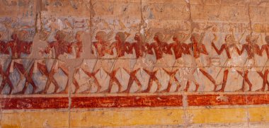 EGYPT, LUXOR - Mart 01, 2019: arkeolojik alan, antik bir tapınağın duvarlarında çizimler ve geoglifler, Mısır 'daki Luxor yakınlarındaki Hatshepsut tapınağı
