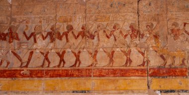 EGYPT, LUXOR - Mart 01, 2019: arkeolojik alan, antik bir tapınağın duvarlarında çizimler ve geoglifler, Mısır 'daki Luxor yakınlarındaki Hatshepsut tapınağı