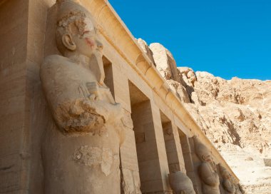 EGYPT, LUXOR - Mart 01, 2019: arkeolojik alan, Hapchesut antik kumtaşı heykelleri, Mısır 