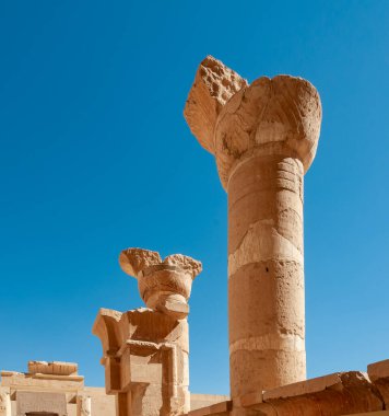 EGYPT, LUXOR - Mart 01, 2019: arkeolojik alan, antik tapınak, Mısır 'daki Luxor yakınlarındaki Hatshepsut tapınağı