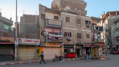 EGYPT, LUXOR - Mart 01, 2019: Mısır 'ın Luxor yakınlarındaki yoksul Mısırlıların tipik evleri 