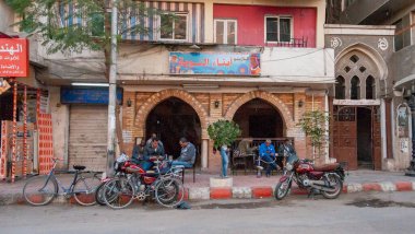 EGYPT, LUXOR - Mart 01, 2019: Mısır 'ın Luxor yakınlarındaki yoksul Mısırlıların tipik evleri 