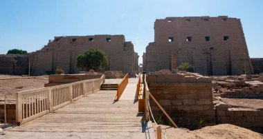 EGYPT, LUXOR - Mart 01, 2019: Koç başlı Sfenkslerin Bulvarı Karnak, Luxor, Mısır