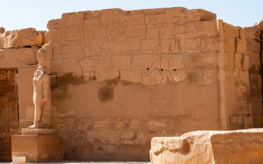 EGYPT, LUXOR - Mart 01, 2019: Luxor, Mısır, Karnak 'taki antik bir Mısır tapınağının kalıntıları restore edildi