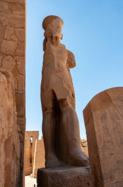 EGYPT, LUXOR - Mart 01, 2019: Luxor, Mısır, Karnak 'taki antik bir Mısır tapınağının kalıntıları restore edildi