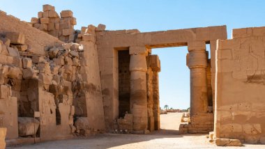 EGYPT, LUXOR - Mart 01, 2019: Luxor, Mısır, Karnak 'taki antik bir Mısır tapınağının kalıntıları restore edildi