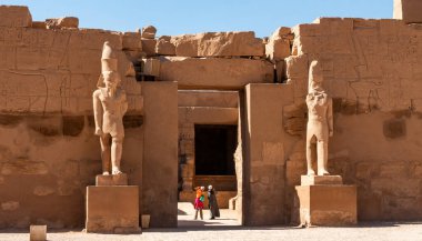 EGYPT, LUXOR - Mart 01, 2019: antik kumtaşı heykelleri, Karnak Tapınağı, Karyatid Salonu. Luxor, Mısır
