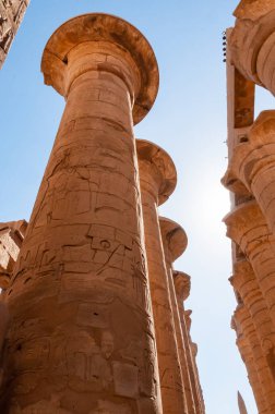 EGYPT, LUXOR - Mart 01, 2019: Luxor, Mısır 'daki Karnak' ta hiyeroglifler, çizimler ve yazıtlar içeren antik tapınak sütunları