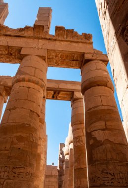 EGYPT, LUXOR - Mart 01, 2019: Luxor, Mısır 'daki Karnak' ta hiyeroglifler, çizimler ve yazıtlar içeren antik tapınak sütunları