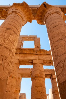 EGYPT, LUXOR - Mart 01, 2019: Luxor, Mısır 'daki Karnak' ta hiyeroglifler, çizimler ve yazıtlar içeren antik tapınak sütunları