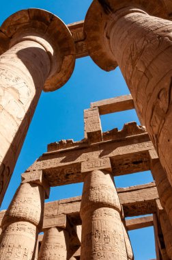 EGYPT, LUXOR - Mart 01, 2019: Luxor, Mısır 'daki Karnak' ta hiyeroglifler, çizimler ve yazıtlar içeren antik tapınak sütunları