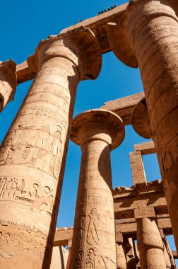 EGYPT, LUXOR - Mart 01, 2019: Luxor, Mısır 'daki Karnak' ta hiyeroglifler, çizimler ve yazıtlar içeren antik tapınak sütunları