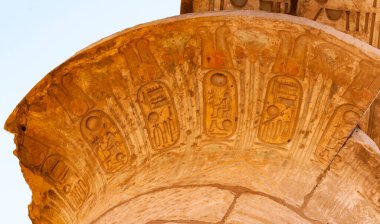 EGYPT, LUXOR - Mart 01, 2019: Luxor 'daki Karnak tapınağındaki duvarlarda ve sütunlarda eski Mısır hiyeroglifleri, çizimler ve yazıtlar 