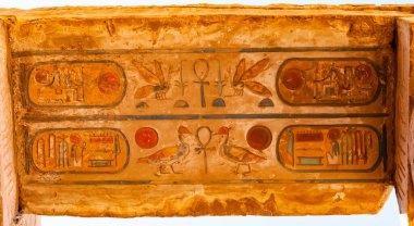 EGYPT, LUXOR - Mart 01, 2019: Luxor 'daki Karnak tapınağındaki duvarlarda ve sütunlarda eski Mısır hiyeroglifleri, çizimler ve yazıtlar 