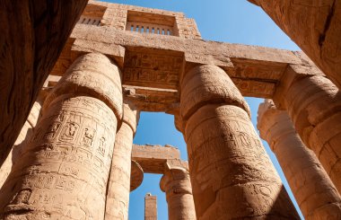 EGYPT, LUXOR - Mart 01, 2019: Luxor, Mısır 'daki Karnak' ta hiyeroglifler, çizimler ve yazıtlar içeren antik tapınak sütunları