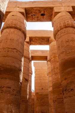 EGYPT, LUXOR - Mart 01, 2019: Luxor 'daki Karnak tapınağındaki duvarlarda ve sütunlarda eski Mısır hiyeroglifleri, çizimler ve yazıtlar 