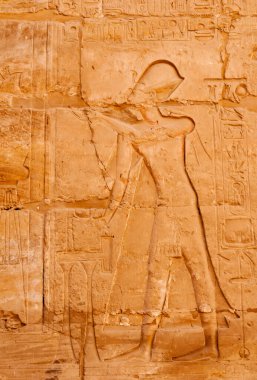 EGYPT, LUXOR - Mart 01, 2019: Luxor 'daki Karnak tapınağındaki duvarlarda ve sütunlarda eski Mısır hiyeroglifleri, çizimler ve yazıtlar 