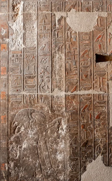 EGYPT, LUXOR - Mart 01, 2019: arkeolojik alan, antik bir tapınağın duvarlarında çizimler ve geoglifler, Mısır 'daki Luxor yakınlarındaki Hatshepsut tapınağı