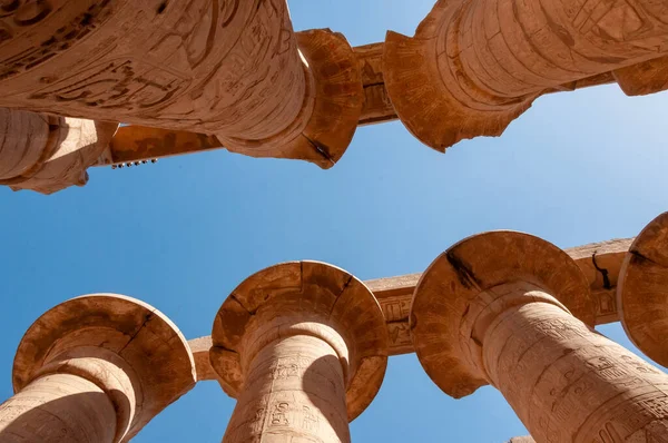 EGYPT, LUXOR - Mart 01, 2019: Luxor, Mısır 'daki Karnak' ta hiyeroglifler, çizimler ve yazıtlar içeren antik tapınak sütunları