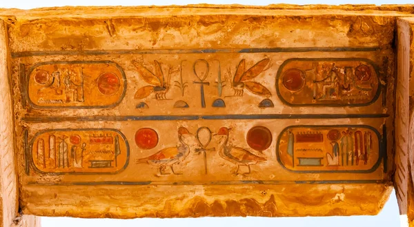 EGYPT, LUXOR - Mart 01, 2019: Luxor 'daki Karnak tapınağındaki duvarlarda ve sütunlarda eski Mısır hiyeroglifleri, çizimler ve yazıtlar 