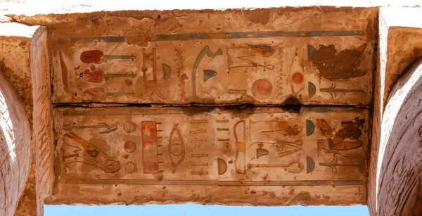 Egito Luxor Março 2019 Colunas Antigas Templo Com Hieróglifos Desenhos — Fotografia de Stock