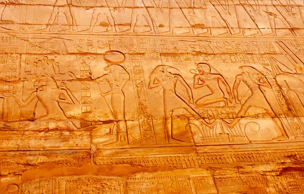 Egypt Luxor Marca 2019 Starożytne Egipskie Hieroglify Rysunki Napisy Ścianach — Zdjęcie stockowe