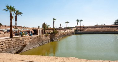 EGYPT, LUXOR - Mart 01, 2019: Tapınak kompleksi, Lüksör, Mısır 'daki kutsal göl