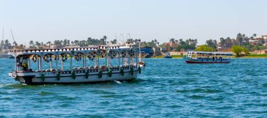 EGYPT, LUXOR - Mart 01, 2019: Nil, Karnak, Luxor, Mısır 'da turistlerle yürümek için tekneler