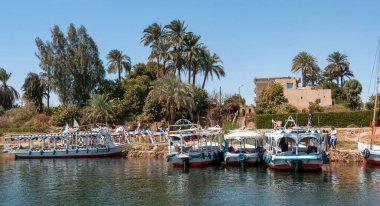 EGYPT, LUXOR - Mart 01, 2019: Nil, Karnak, Luxor, Mısır 'da turistlerle yürümek için tekneler