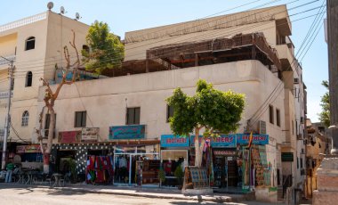 EGYPT, LUXOR - Mart 01, 2019: Mısır 'ın Karnak kentindeki eski Mısır sokak dükkânı
