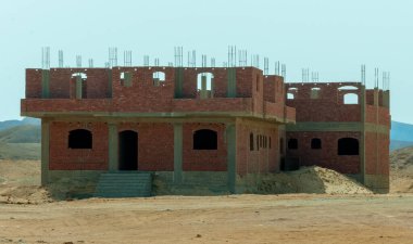 EGYPT, MARSA ALAM-FEBRUARY 24, 2019: yol kenarındaki küçük yerleşim birimlerinde tipik modern Mısır taş evi