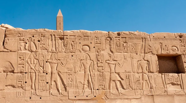 Egypt Luxor 2019年3月1日 ルクソールのカルナック神殿の壁や柱に描かれた古代エジプトの象形文字 — ストック写真
