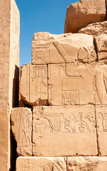 Egypt Luxor 2019年3月1日 ルクソールのカルナック神殿の壁や柱に描かれた古代エジプトの象形文字 — ストック写真