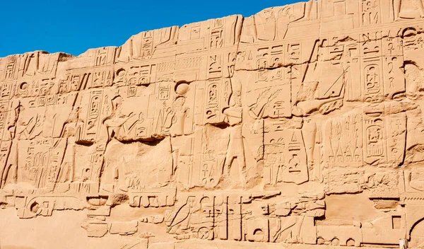 Egypt Luxor 2019年3月1日 ルクソールのカルナック神殿の壁や柱に描かれた古代エジプトの象形文字 — ストック写真