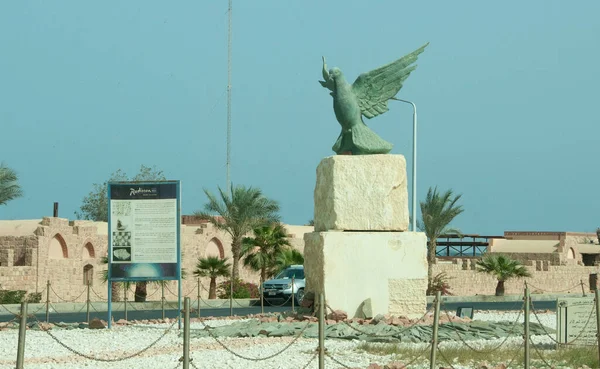 Egito Marsa Alam Fevereiro 2019 Monumento Pássaro Pombo Interior Entrada — Fotografia de Stock