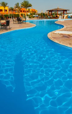 EGYPT, MARSA ALAM - 26 Şubat 2019: Kızıldeniz kıyısındaki bir otel kompleksinin içinde mavi tabanlı ve temiz suyu olan yüzme havuzu