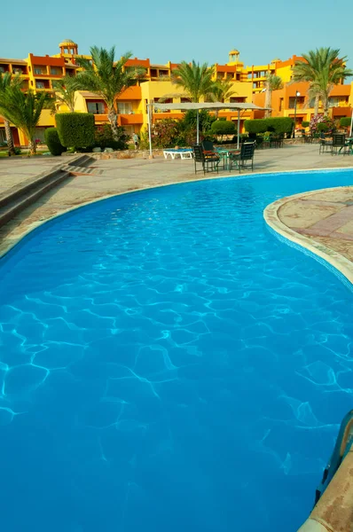 Egypt Marsa Alam 2019年2月26日 红海沿岸一家酒店建筑群内部的游泳池 游泳池底部为蓝色 水清澈 — 图库照片