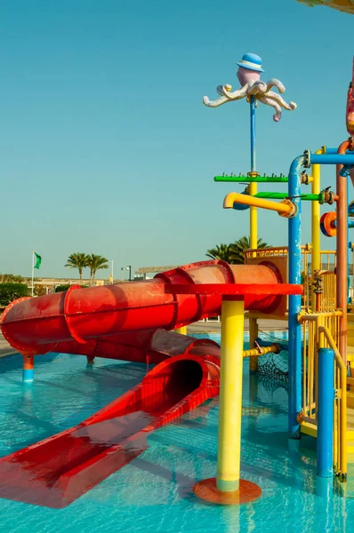 2019年2月26日 埃及红海海岸酒店建筑群内部的游泳池和小型水上公园 — 图库照片